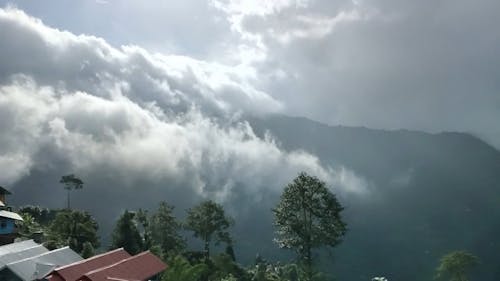 Густой туман, поднимающийся над горными долинами, покрывает окрестности