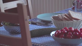 Geschirr Besteck Salat Brot Glasern Tageslicht