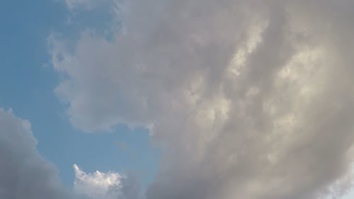 Beweging Van Wolken Onder Een Blauwe Lucht In Time Lapse Modus