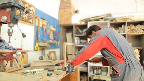 Man Snijden Houten Frames Met Zijn Gereedschap