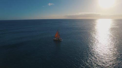 Una Barca A Vela Che Attraversa Il Mare Profondo