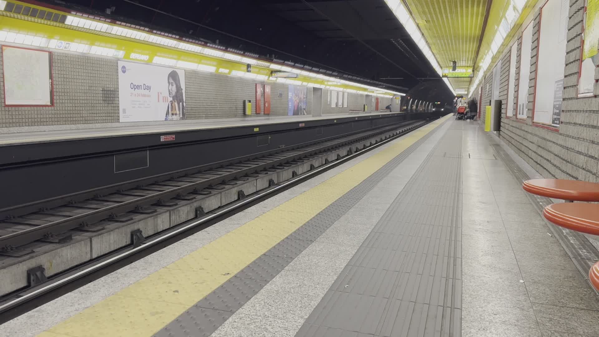 Estación De Metro Moderna De Milán · Vídeo de stock gratuito