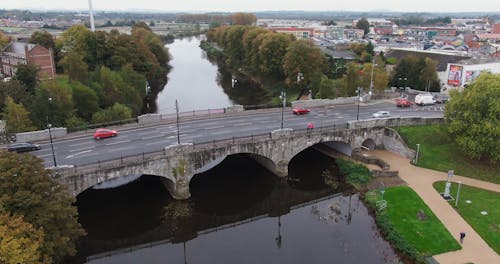 Betonowy Most Zbudowany Wzdłuż Rzeki