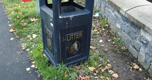 Tempat Sampah Biru Di Jalan