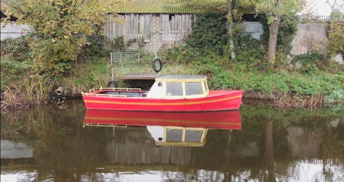 Bateau Rouge Sur Le Quai