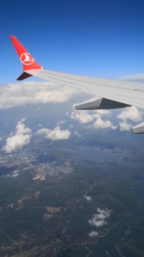 窓際の座席から撮影した飛行機の翼の映像