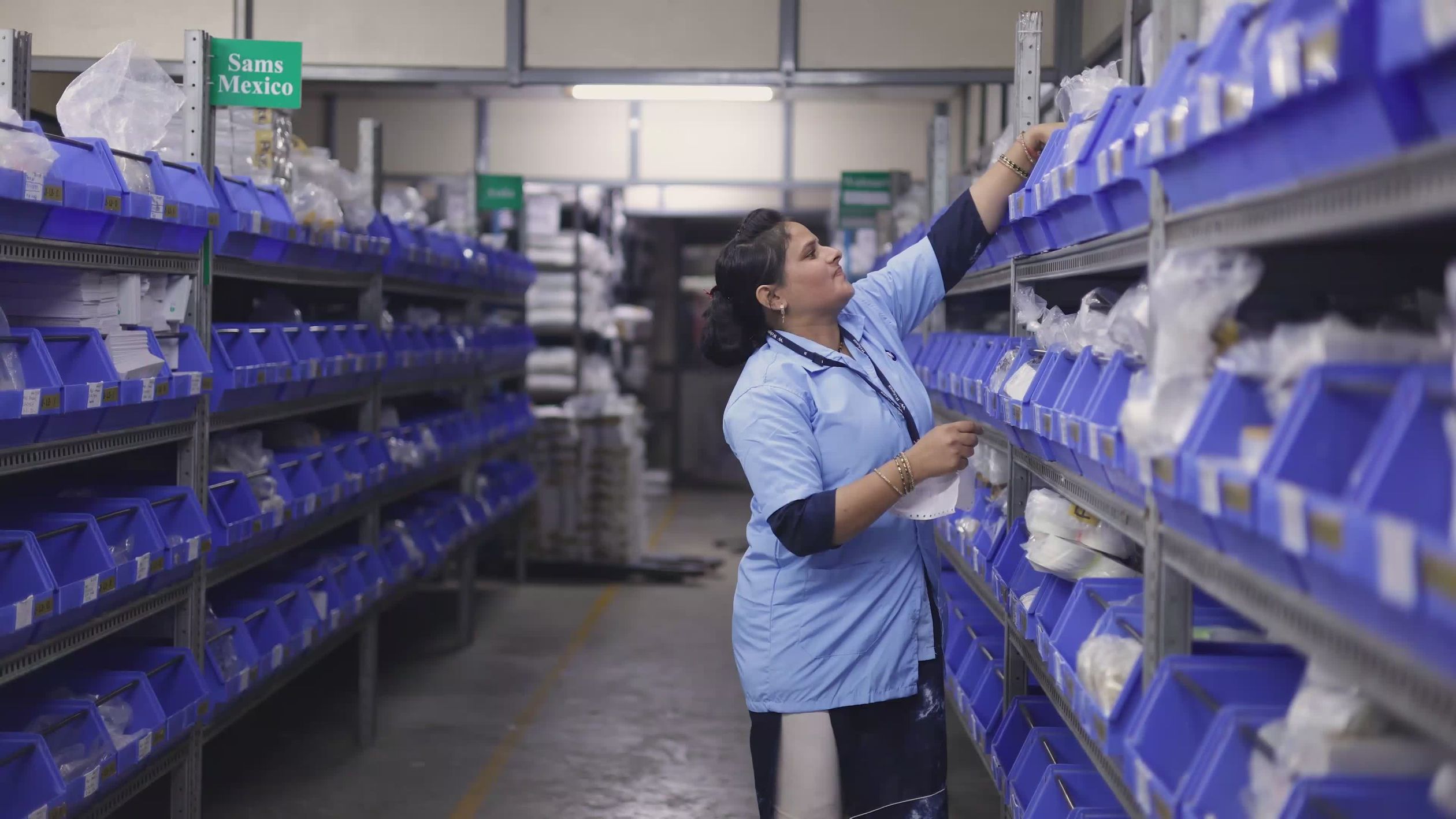 Trabajador De Fábrica Eficiente Organizando Inventario · Vídeo de stock ...