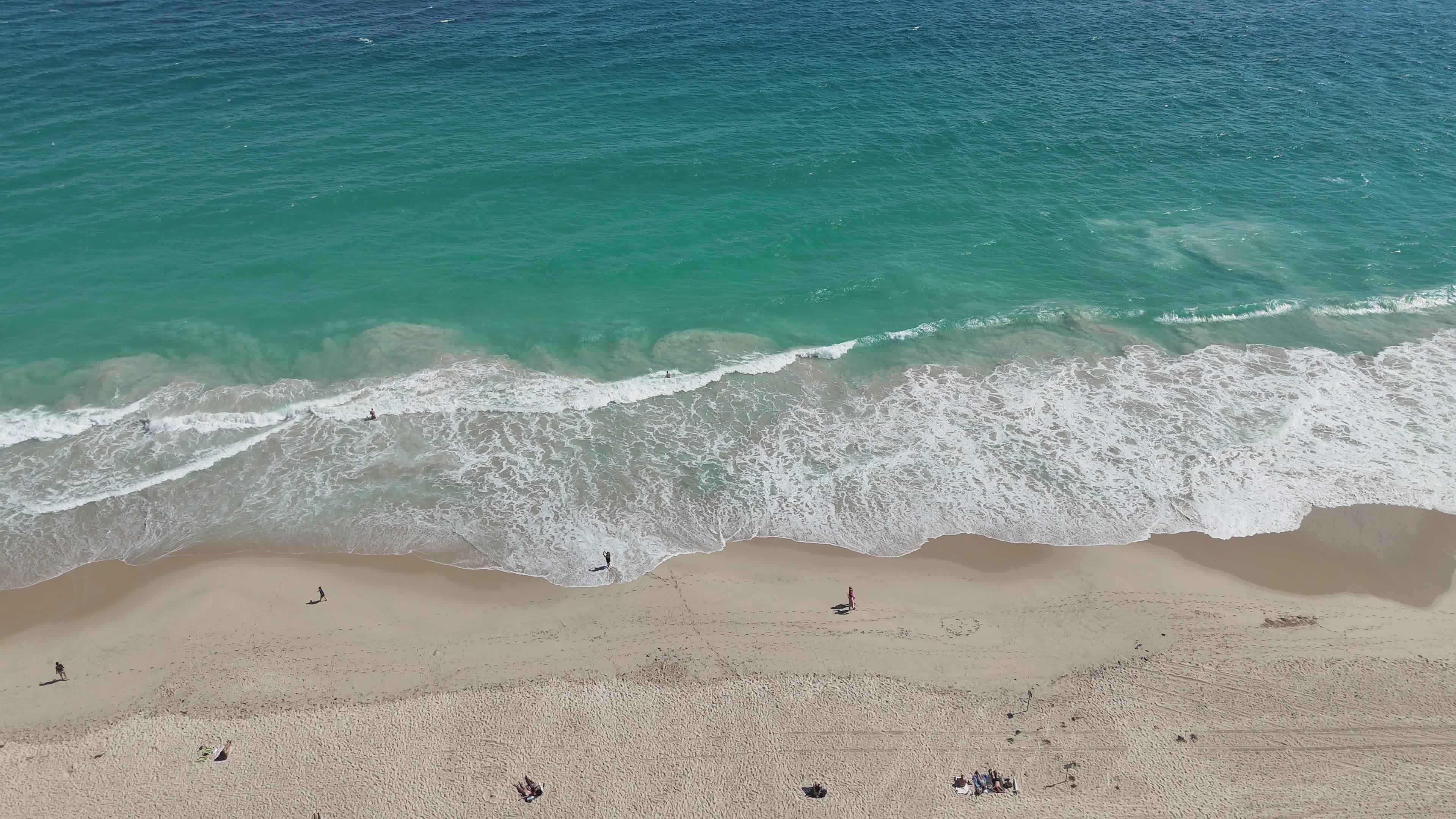 Vue Aérienne D'une Plage De Sable Sereine Et De Vagues · Vidéo gratuite