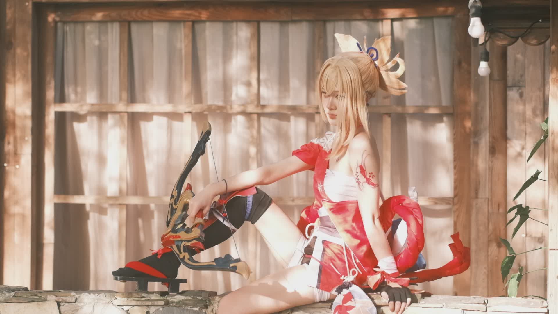 Cosplayer Con Traje Colorido Al Aire Libre · Vídeo de stock gratuito