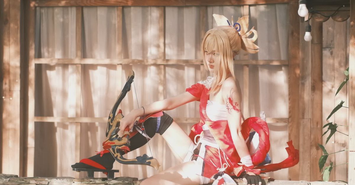 Cosplayer Con Traje Colorido Al Aire Libre · Vídeo de stock gratuito