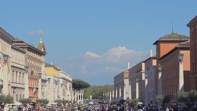 crowds on via della conciliazione vatican city