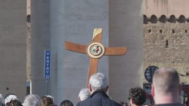pilgrims with cross at vatican city gathering
