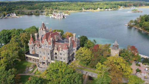 Imagens De Drone De Um Castelo Em Uma Ilha