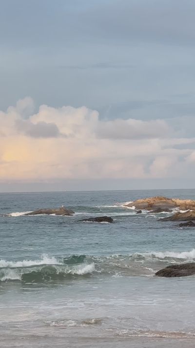 Roong Thongwichien's ocean waves sunset video