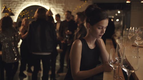 Una Donna Sola In Un Bar Guardando Il Suo Cellulare