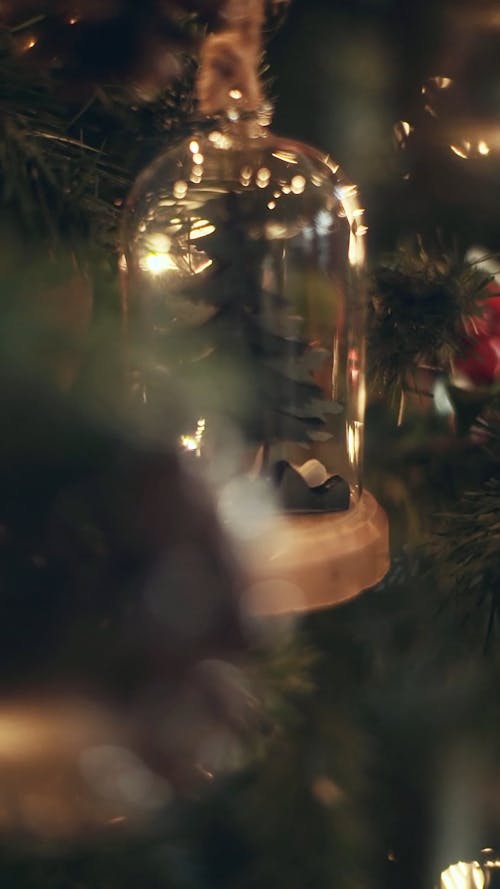 Bir Noel Ağacında Asılı Bir çan şeklinde Noel Dekorasyonu