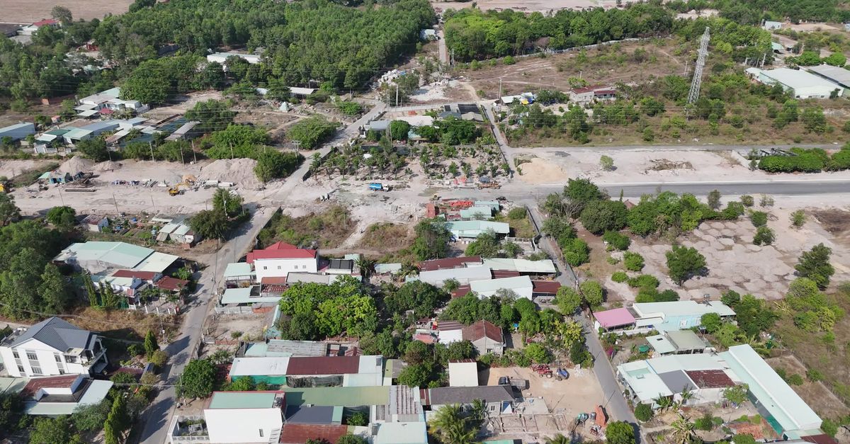 Aldea Rural Vista Aérea Del Paisaje De Una Aldea Rural · Vídeo de stock gratuito