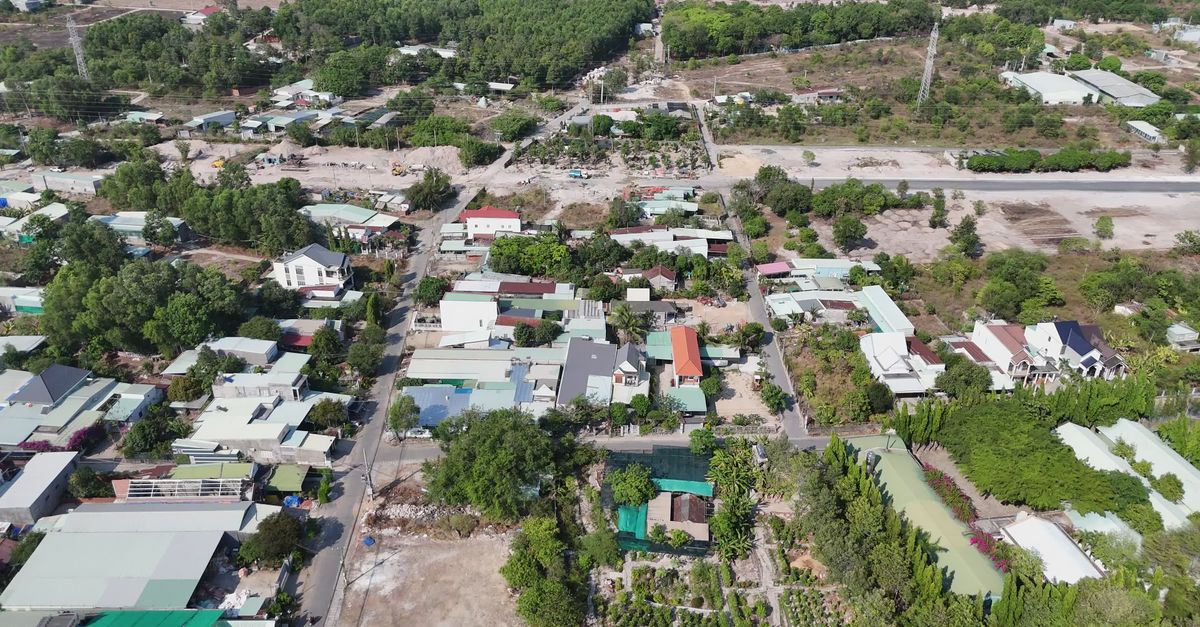 Vista Aérea De Un Pueblo Rural Y Su Paisaje · Vídeo de stock gratuito