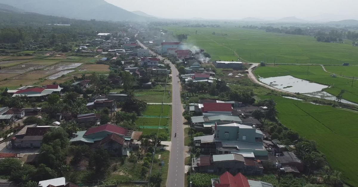 Vista Aérea De Un Pueblo Rural Y Exuberantes Campos Verdes. · Vídeo de ...