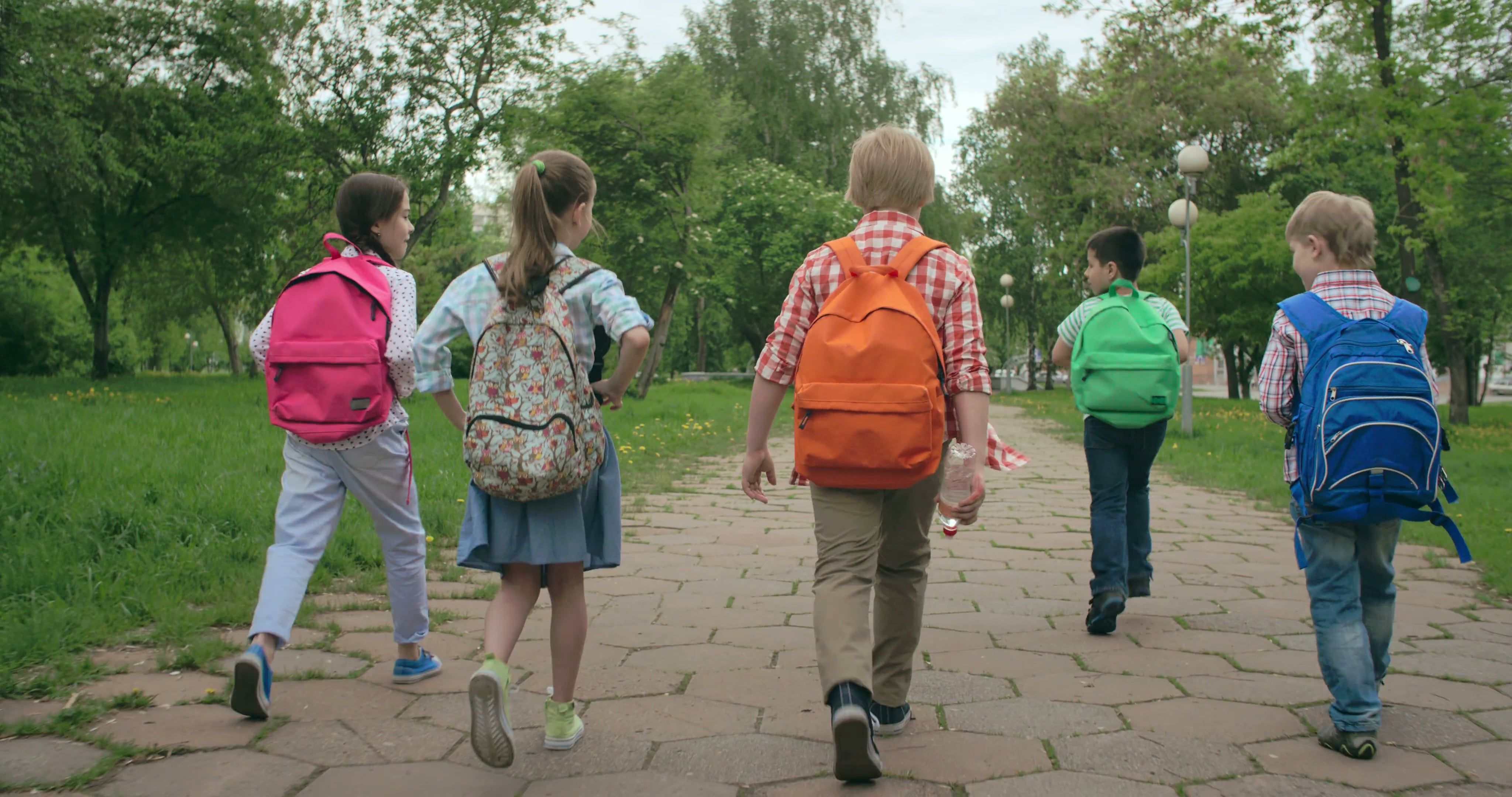 Niños Caminando Por Un Camino Pavimentado Con Sus Mochilas · Vídeos de ...