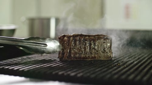 Het Grillen Van Een Biefstuk Op Een Pangrill