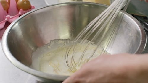 Brouiller Les œufs Et Le Lait Dans Un Bol à L'aide D'un Agitateur