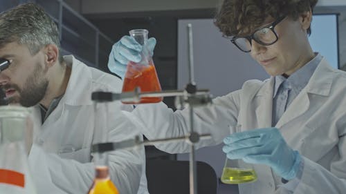 一個女人在實驗室工作混合液體和獲取樣品