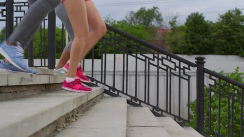 Drei Frauen, Die Auf Einer Treppe Joggen