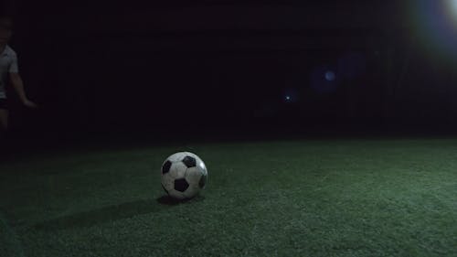 Bir Futbol Topunu Tekmeleyen Kişi