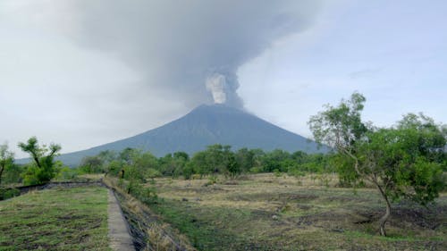 Volcan En éruption Crachant Du Matériel Pyroclastique