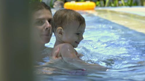 Mère Et Enfant S'amusant Dans La Piscine