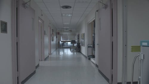 Dwa Drzwi Na Wyspie Szpitalnej Są Szeroko Otwarte