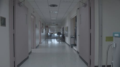 Zwei Türen In Einer Krankenhausinsel Stehen Weit Offen