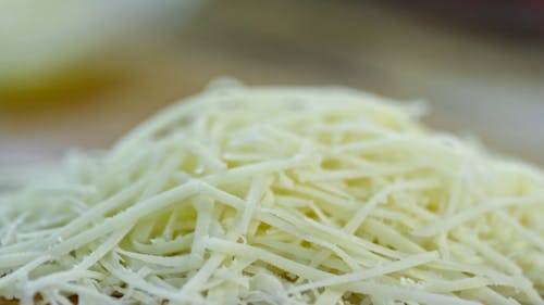 Tagliuzzare Un Blocco Di Formaggio Utilizzando Un Trituratore Utensili Da Cucina