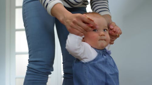 Uma Mãe Ensinando Seu Bebê A Andar