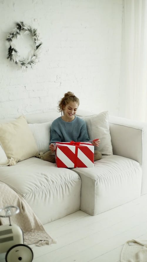 Une Fille Ouvrant Une Boîte De Cadeau