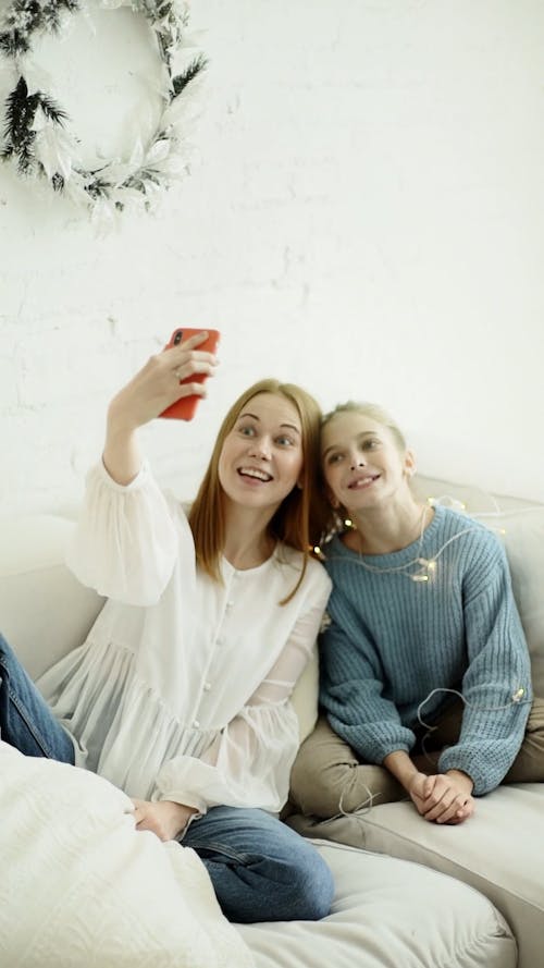 Ibu Dan Anaknya Berfoto Selfie Di Ponsel