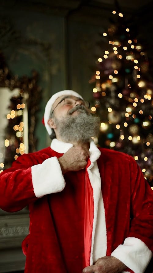 Un Anciano Subiendo La Cremallera De Su Disfraz De Santa Claus