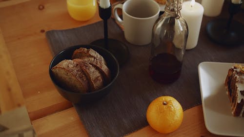 食卓に集まった家族にパンのスライスを提供する