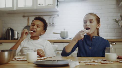Crianças Comendo Biscoitos Que Elas Mesmas Decoraram