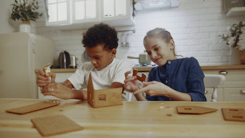 Bambini Che Cercano Di Costruire Una Casa Di Marzapane