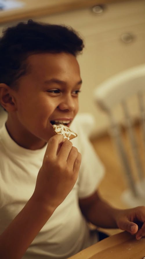 Een Jongen Die Een Koekje Eet