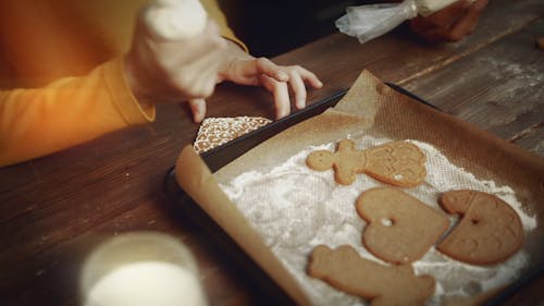 Kinderen Zetten Glazuurdecors Op Peperkoekkoekjes