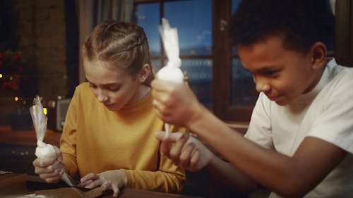 Niños Jugando Con Hielo