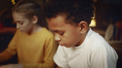 Un Niño En Plena Concentración De Hacer Una Tarea En La Mano