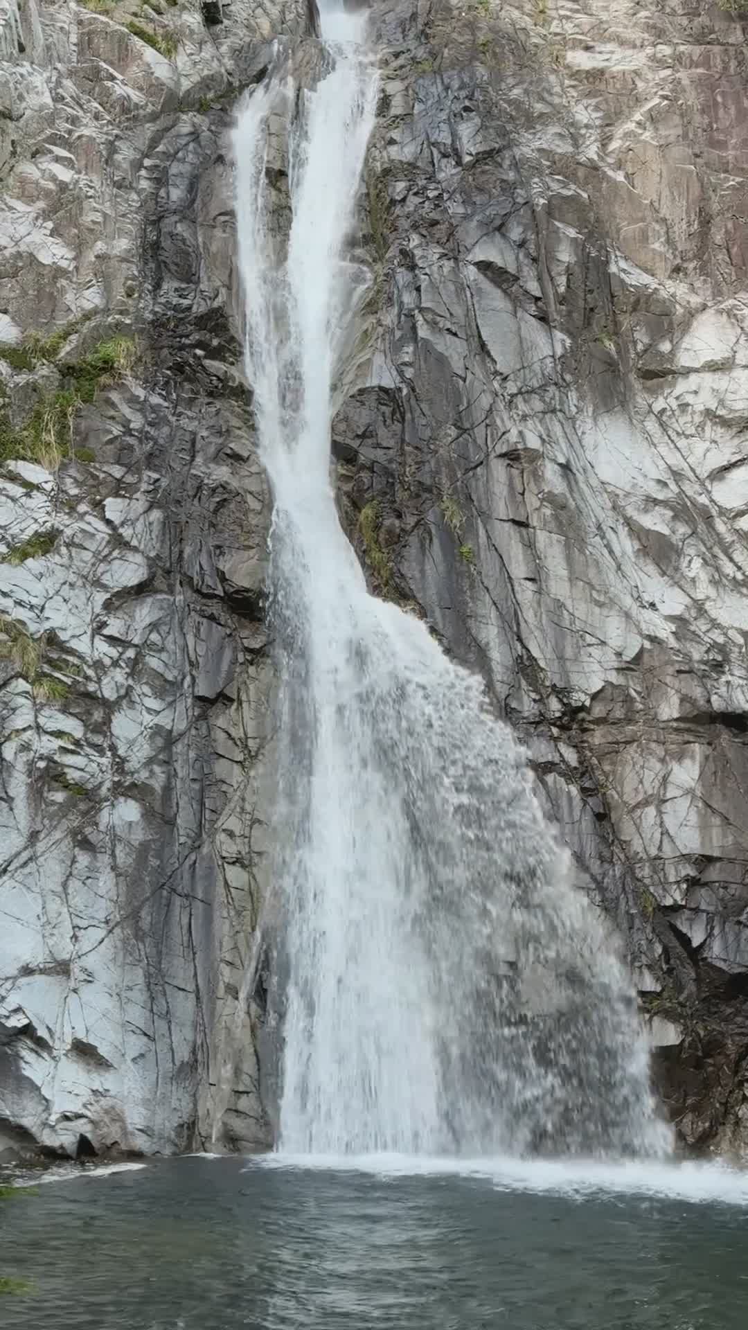 Cascade Majestueuse En Cascade Dans La Nature · Vidéo gratuite