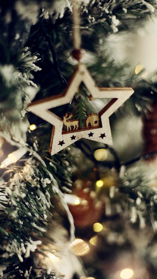 Крупным планом вид рождественской елки с орнаментами и мигающими огнями