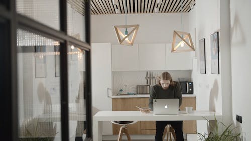 Bir Dizüstü Bilgisayarda çalışırken Kahvaltı Yemek Ofiste Kilerdeki Bir Adam