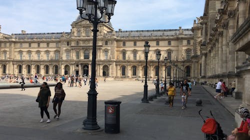 人们参观法国罗浮宫博物馆