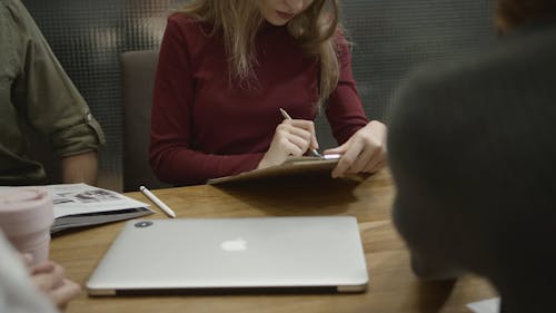 Фирменный ноутбук на столе для переговоров, используемый на деловой встрече